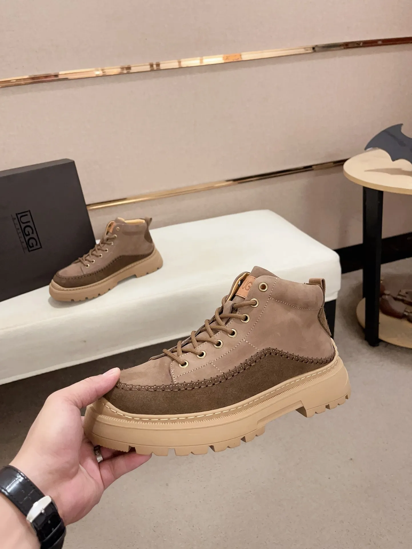 Factory price: 760💰North American men's shoes Ugg ☃️In the special sale of new high-quality men's shoes snow boots in autumn and winter, the nemesis of extreme cold weather! Made of cowhide leather, merino wool lining, and original outsole, whether driving, outdoor or daily wear, there is always one that suits you! Code number 39-44